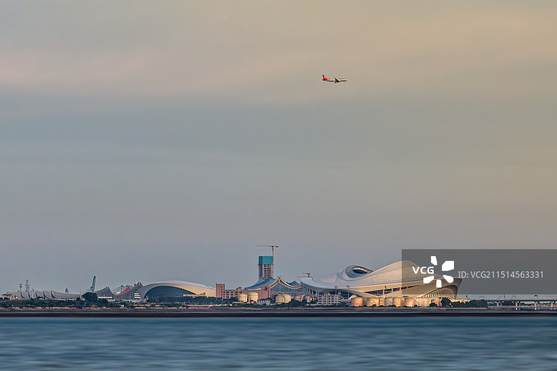 飞机掠过厦门白鹭体育场图片素材