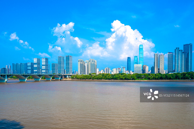 长沙地标人文建筑橘子洲大桥看长沙主城区图片素材