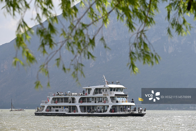昆明滇池上的邮轮图片素材