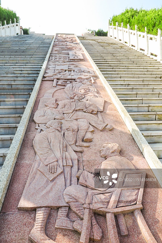 中国贵州毕节市七星关区鸡鸣三省景区，鸡鸣三省纪念园，长征故事佛雕画，长征中的军民鱼水情佛雕画图片素材