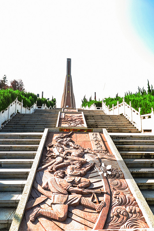 中国贵州毕节市七星关区鸡鸣三省景区，鸡鸣三省纪念园，长征故事佛雕画，长征中的军民鱼水情佛雕画图片素材