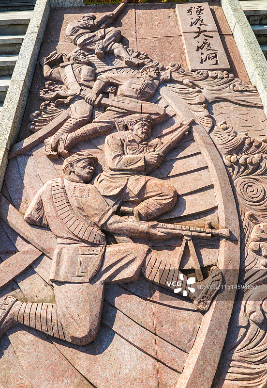 中国贵州毕节市七星关区鸡鸣三省景区，鸡鸣三省纪念园，长征故事佛雕画，长征中的军民鱼水情佛雕画图片素材