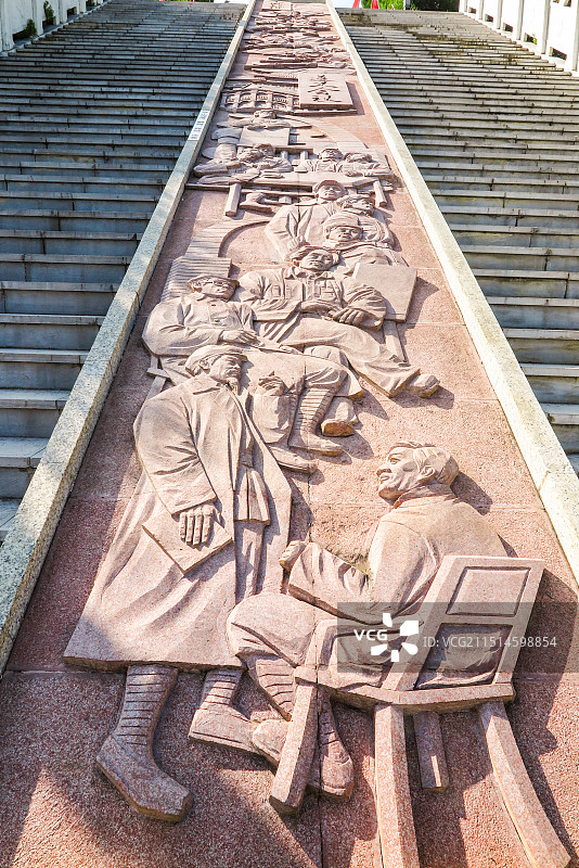 中国贵州毕节市七星关区鸡鸣三省景区，鸡鸣三省纪念园，长征故事佛雕画，长征中的军民鱼水情佛雕画图片素材