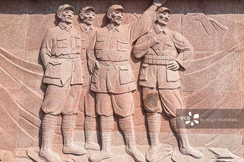 中国贵州毕节市七星关区鸡鸣三省景区，鸡鸣三省纪念园，长征故事佛雕画，长征中的军民鱼水情佛雕画图片素材