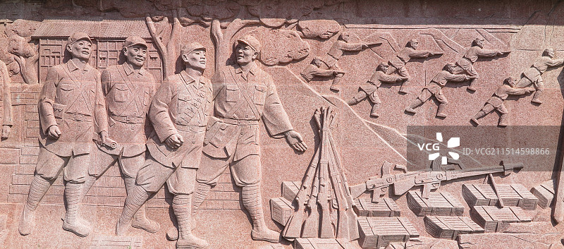 中国贵州毕节市七星关区鸡鸣三省景区，鸡鸣三省纪念园，长征故事佛雕画，长征中的军民鱼水情佛雕画图片素材