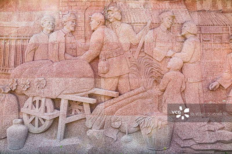 中国贵州毕节市七星关区鸡鸣三省景区，鸡鸣三省纪念园，长征故事佛雕画，长征中的军民鱼水情佛雕画图片素材