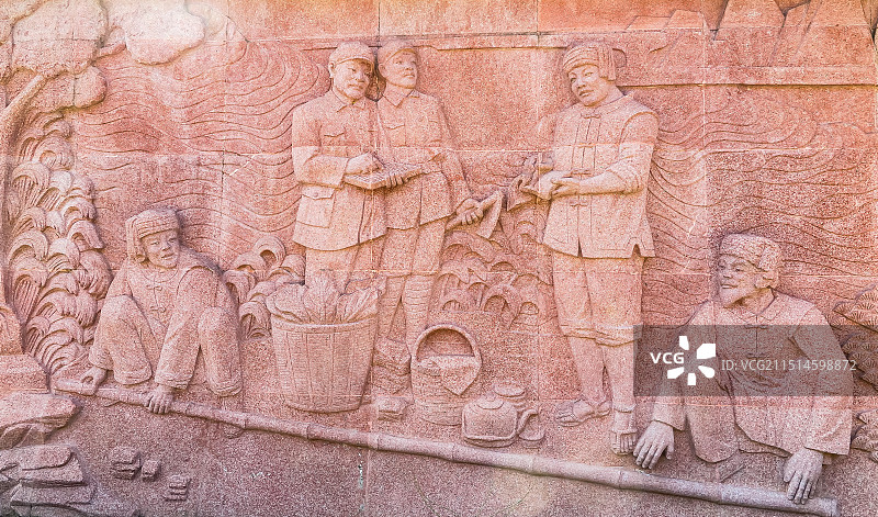 中国贵州毕节市七星关区鸡鸣三省景区，鸡鸣三省纪念园，长征故事佛雕画，长征中的军民鱼水情佛雕画图片素材