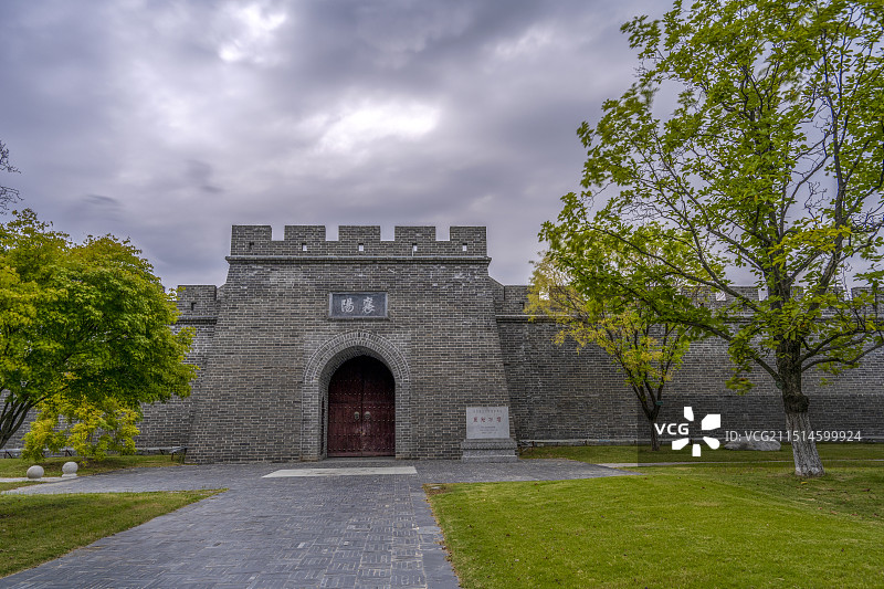 襄阳城襄阳古城门城楼古城墙树草地明清城墙城市建筑风光图片素材