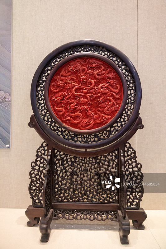扬州市江都区博物馆展出文物雕漆《九龙大盘》 作 者 童兆鹤1图片素材
