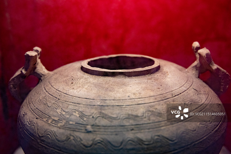 扬州市江都区博物馆展出文物陶 壶 (汉 代) 邵伯李祠村出土图片素材