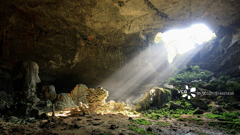 地下溶洞里的光束图片素材