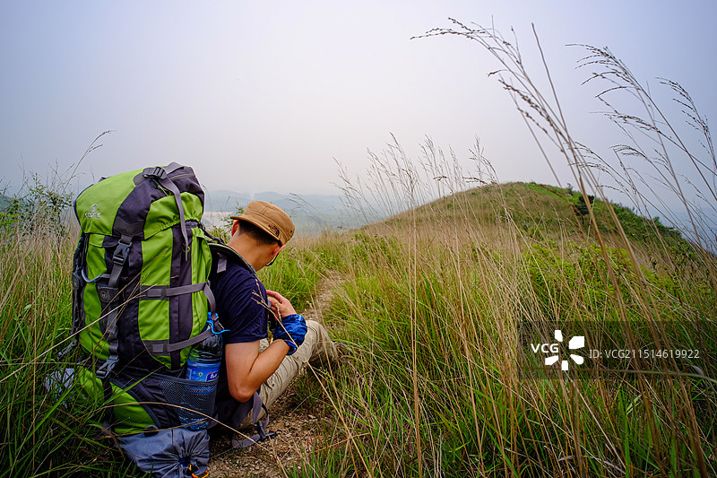 在山上徒步旅行的人图片素材