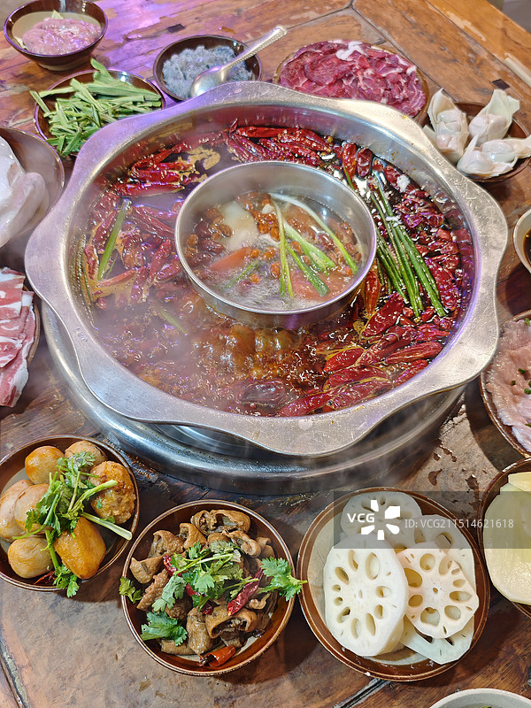 重庆老火锅辣椒鸳鸯锅肥肠美食图片素材