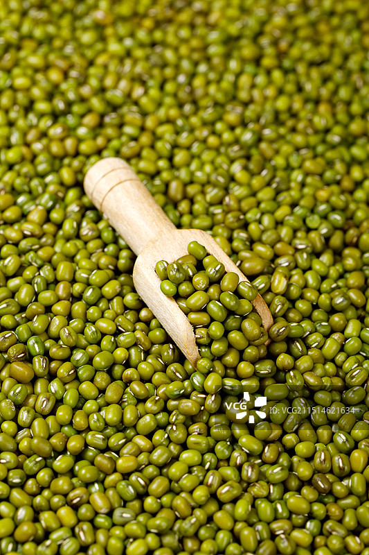 绿豆杂粮一勺一碗绿豆粒特写图片素材