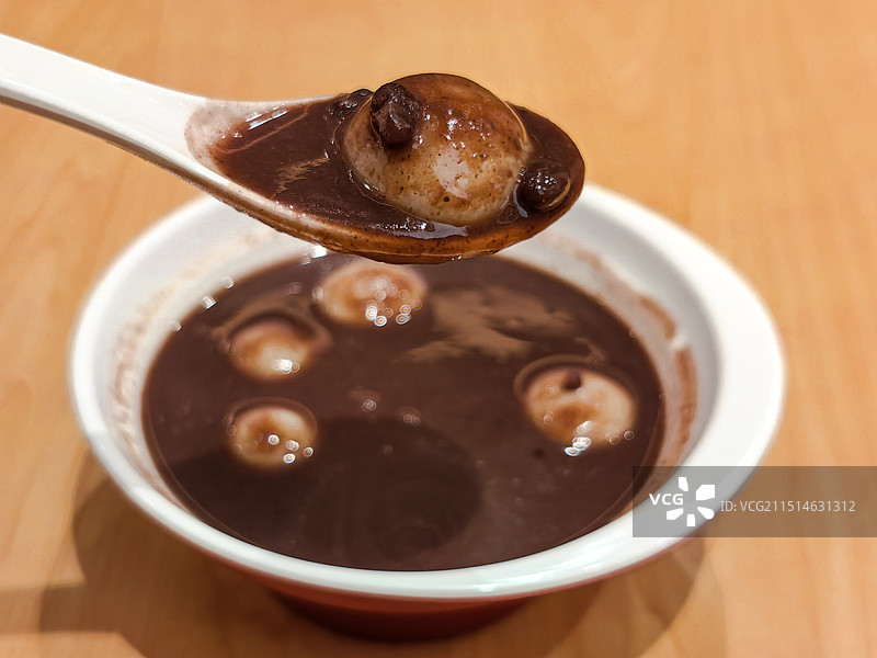 桌上碗里的红豆汤的高角度视图图片素材