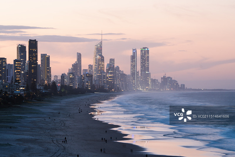 澳大利亚黄金海岸城市天际线日落黄昏夜景沙滩图片素材
