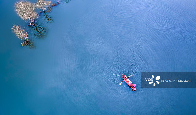 轻舟载梦泛涟漪（碧波轻舟水云间）图片素材