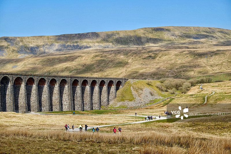 英国约克郡谷地Yorkshire Dales人们在山上徒步旅行图片素材