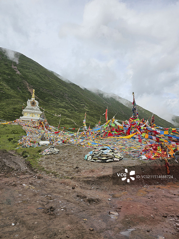 青海互助北山上的白塔和经幡图片素材