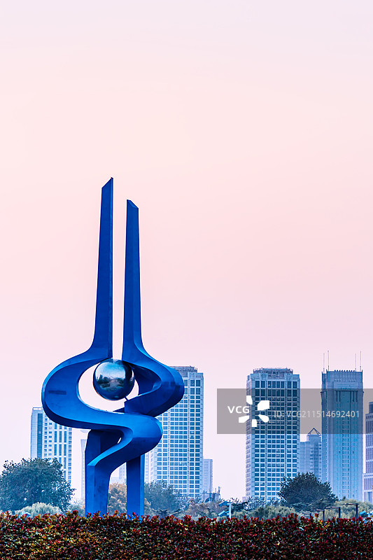 中国山东济南泉城广场泉标雕塑特写图片素材