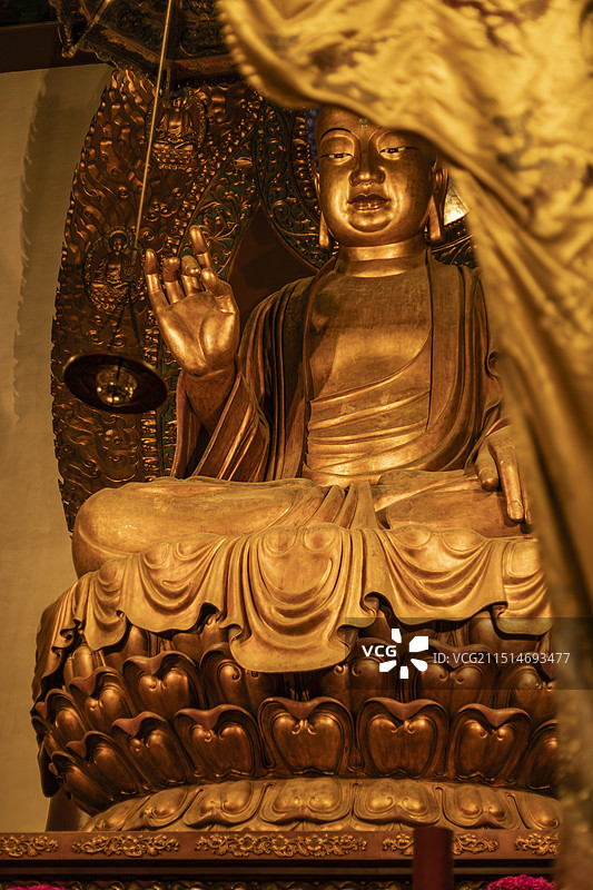 杭州灵隐寺大雄宝殿佛像图片素材