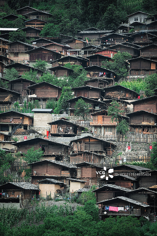云南省迪庆藏族自治州同乐村，用石头和木头建成的傈傈族风格的木楞房图片素材