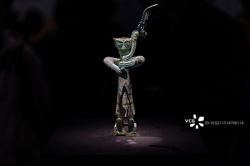 三星堆青铜站立人像图片素材