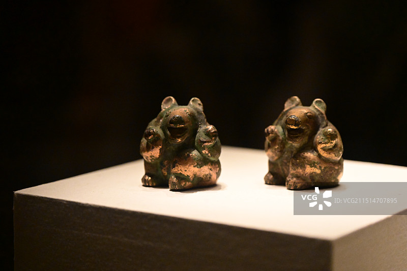 错金熊形青铜镇——熊出没图片素材