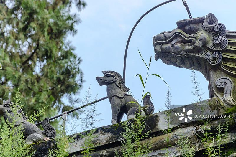 北京潭柘寺的屋顶脊兽图片素材