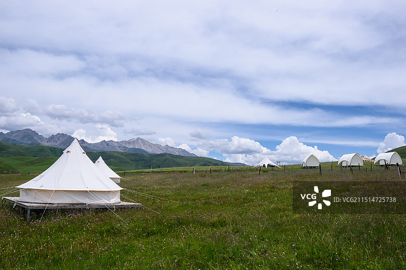 甘孜塔公草原营地图片素材