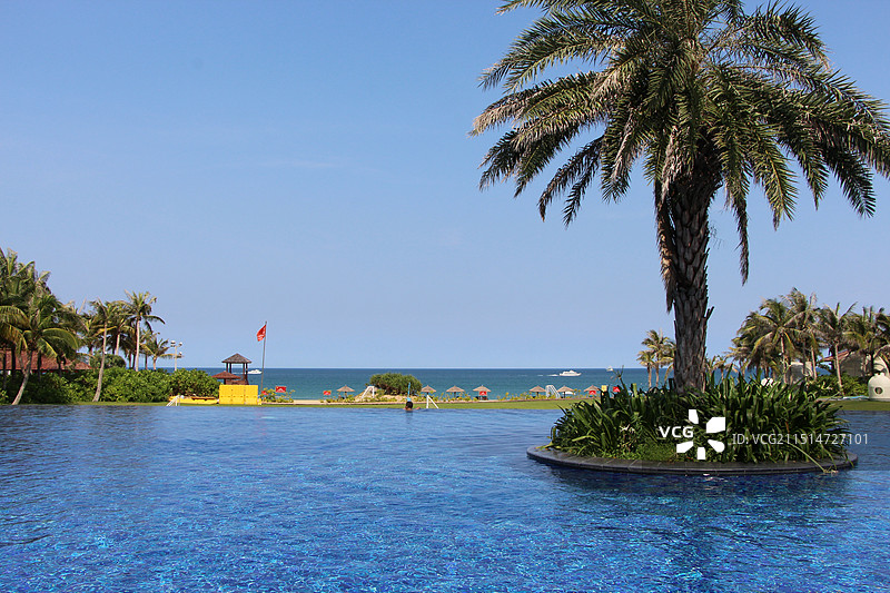 三亚酒店无边泳池衔接大海的蓝色美景图片素材