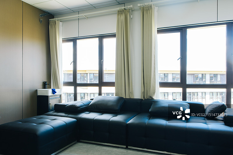 室内沙发与窗外的云朵，营造宁静与舒适的居家氛围图片素材