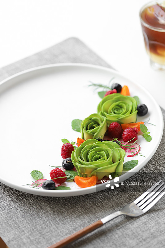 健康沙拉蔬菜水果摆盘图片素材