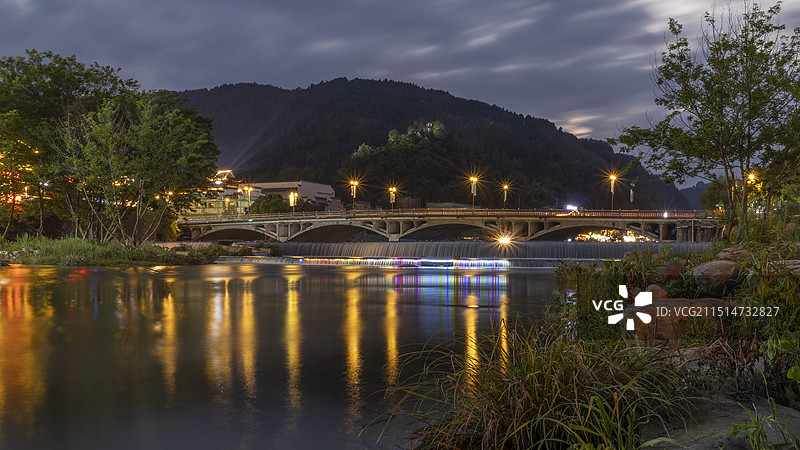 张家界武陵源区的河流与桥梁夜景图片素材