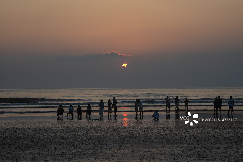 鹿栏晴沙海滩日出+人物剪影图片素材