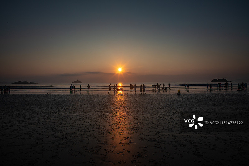 鹿栏晴沙海滩日出+人物剪影图片素材