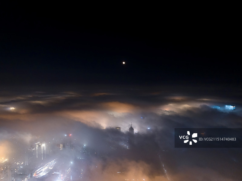 上海市浦东新区陆家嘴世纪大道板块夜晚城市灯光云海和月亮航拍视角图片素材