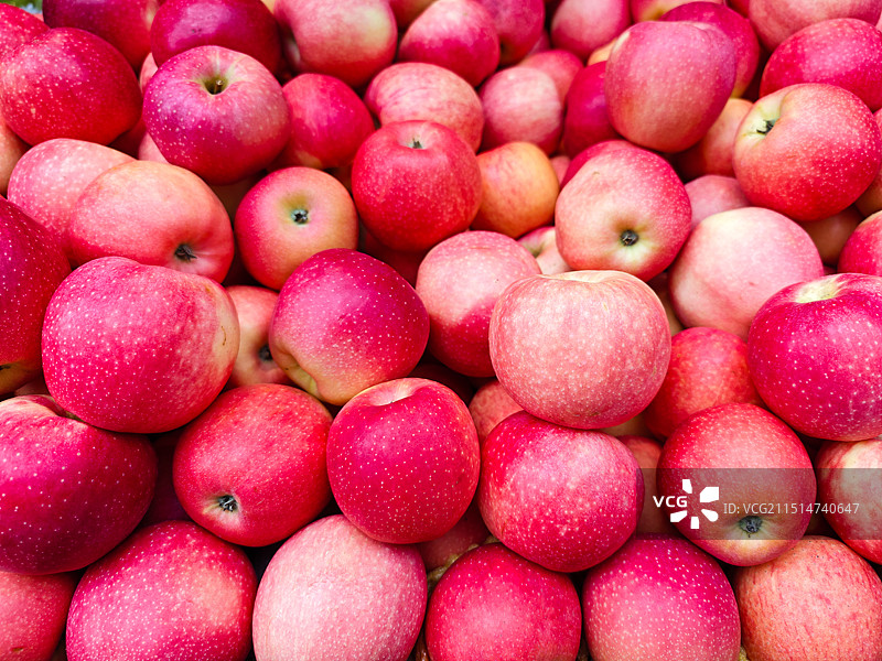 水果摊上售卖的红苹果图片素材