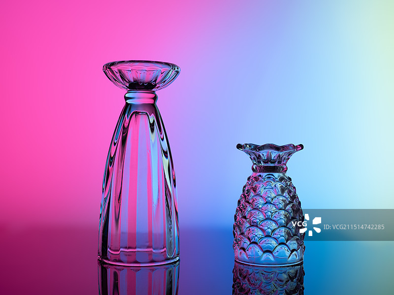 彩色背景下的玻璃瓶特写镜头图片素材