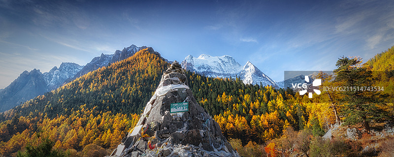 稻城亚丁三神山之仙乃日神山3图片素材