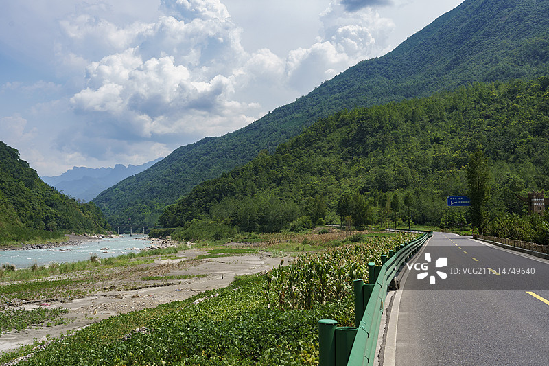 北川羌族自治县夏季高山溪流绿色森林风光图片素材