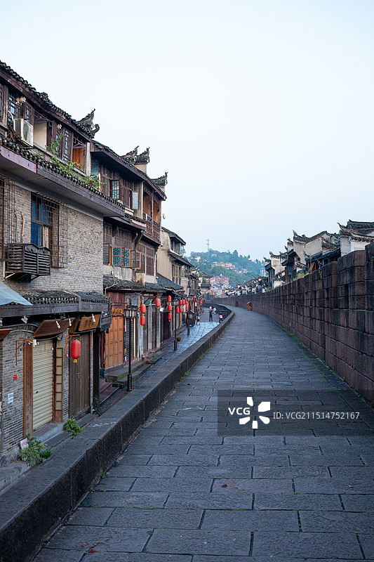 中国湖南省湘西自治州凤凰古城，国庆节时古镇徽派建筑民居与街道风景图片素材