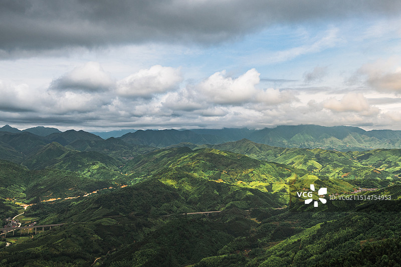 浙江衢州浮盖山多云天空下的高角度景观图片素材