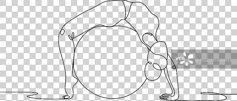 女人用健身球伸展背部线条图片素材