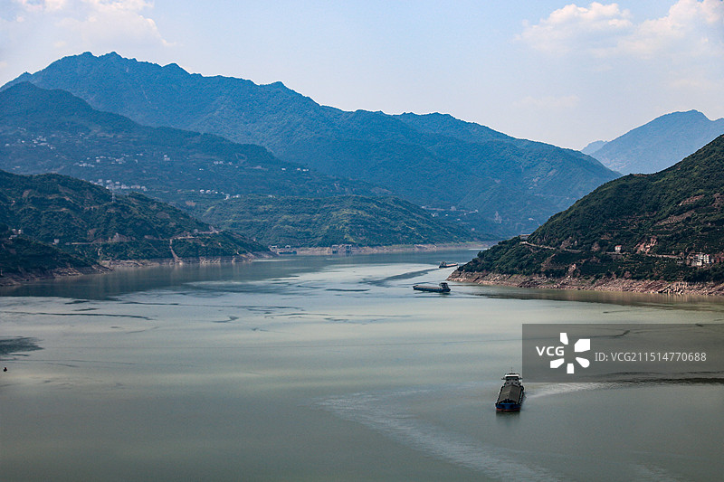 长江三峡一艘行驶在江面的货轮图片素材