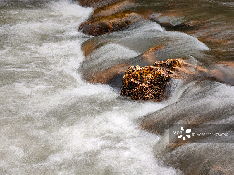 水流过岩石的特写镜头图片素材