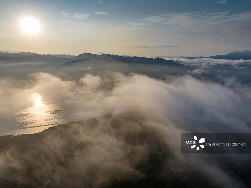 晨光中云雾缭绕的东江湖风光图片素材