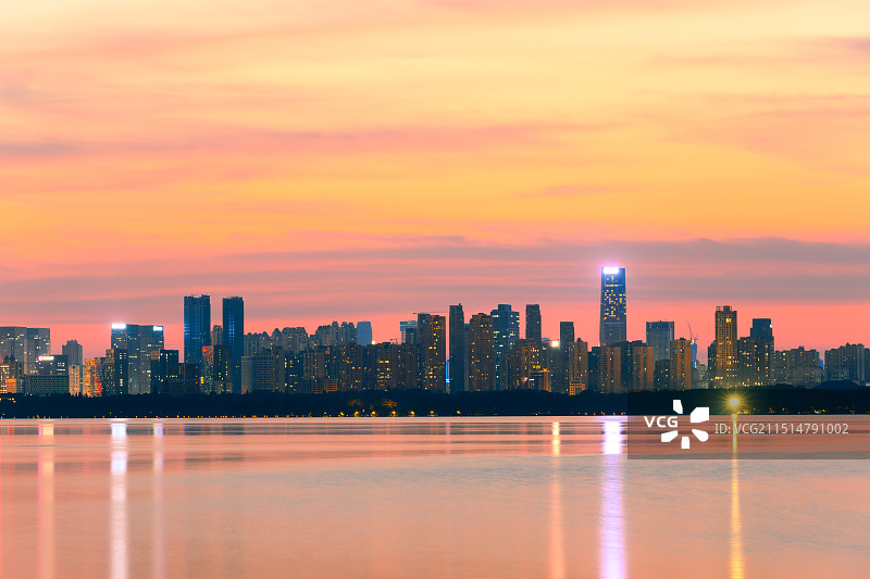 湖北省武汉东湖城市天际线日落夜景图片素材