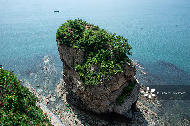 大连金石滩滨海国家地质公园，奇石与蔚蓝大海图片素材