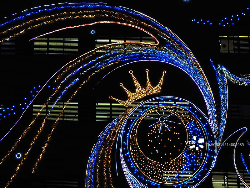 夜间照明灯光轨迹的低角度视图图片素材